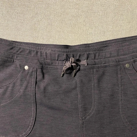 KUHL medium cargo skort in charcoal. - Picture 8 of 10